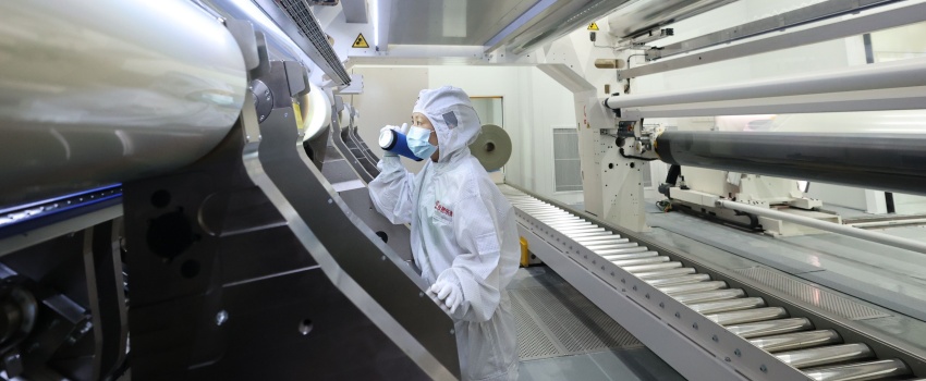 技术攻坚结硕果！合肥z6mg人生就是博成功下线超宽幅超薄高端光学聚酯薄膜